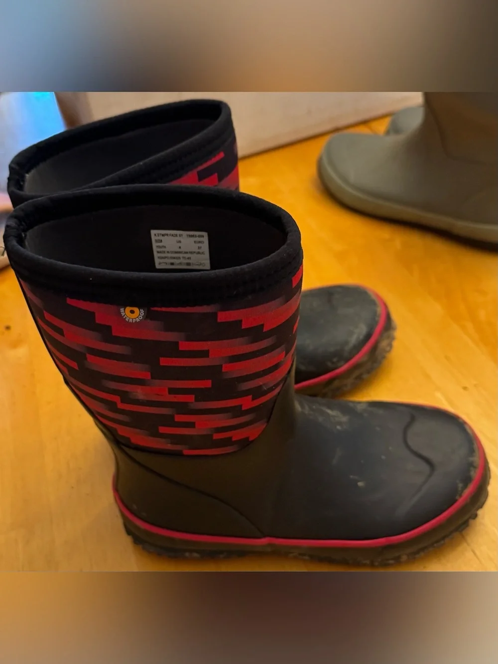BOGS Kids Waterproof Insulated Rain Snow Boots Youth Size 4 Black Red